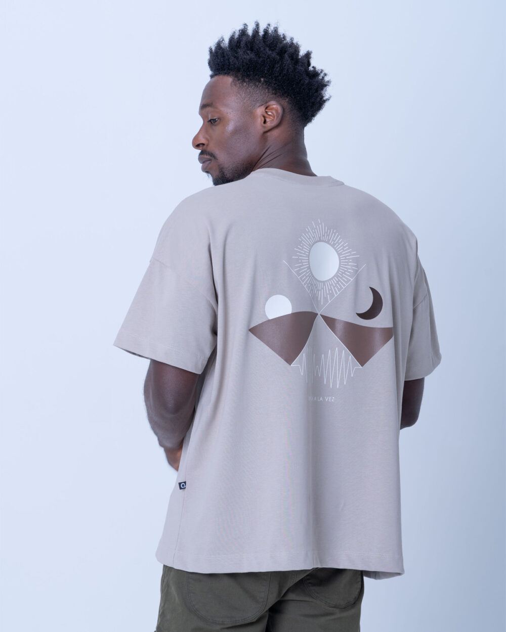 Camiseta Oversize Sol Designio Beige - Imagen 2
