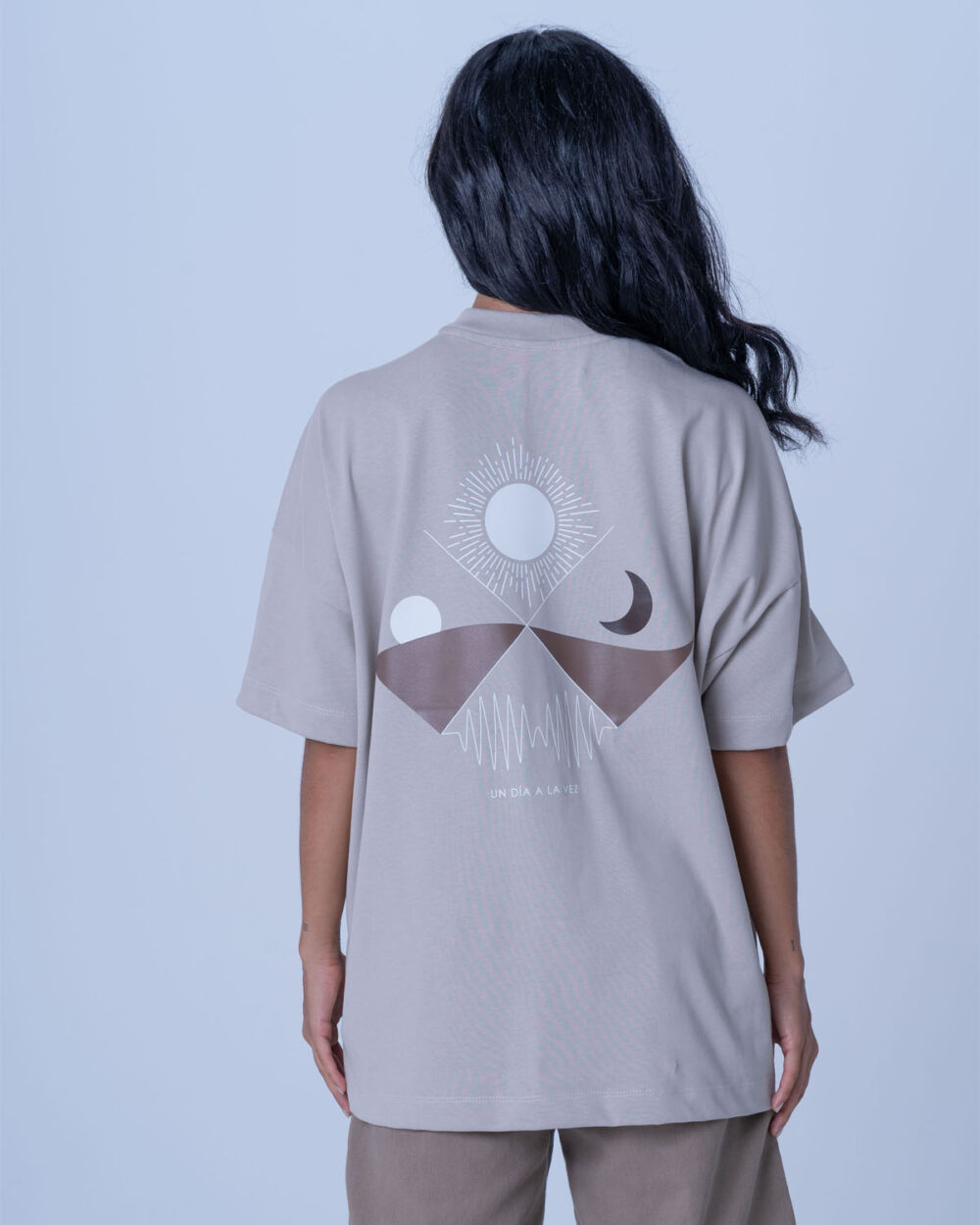 Camiseta Oversize Sol Designio Beige - Imagen 3