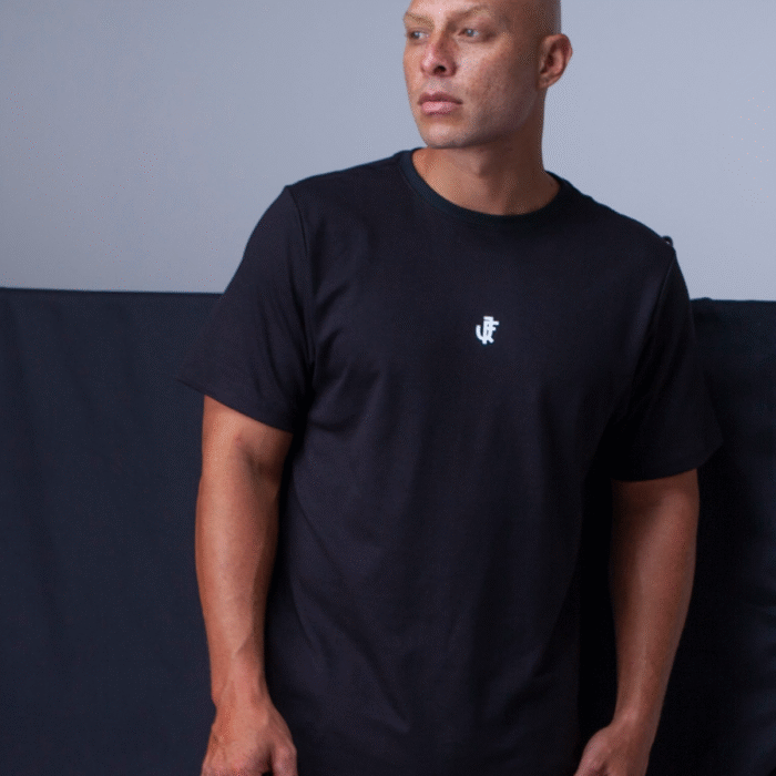 Camiseta Clásicos Q10 - Negra logo blanco